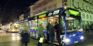 S-Bahn und Linienbus am Abend