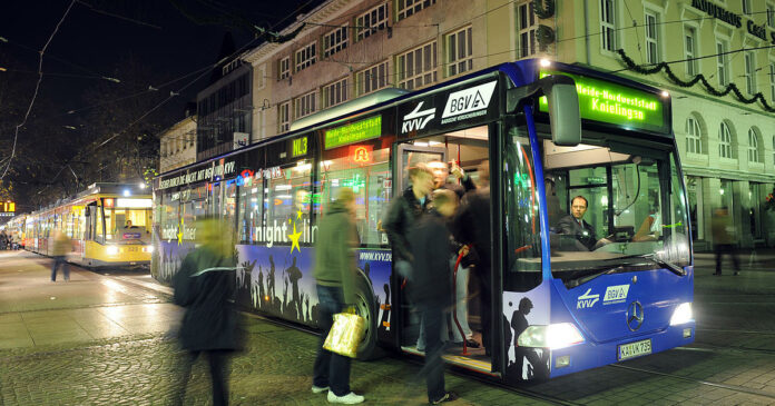S-Bahn und Linienbus am Abend