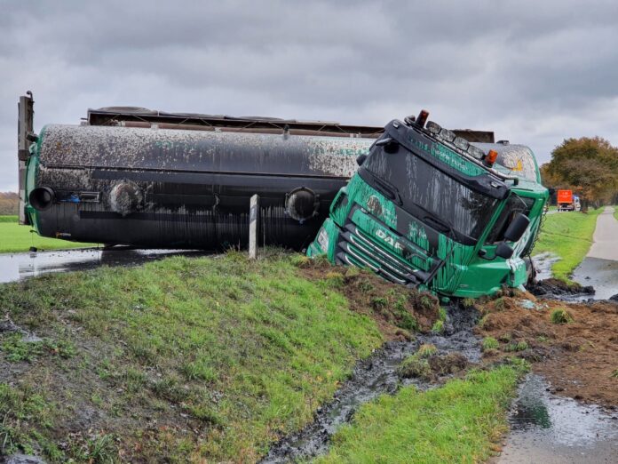 Güllelaster-Unfall auf Straße