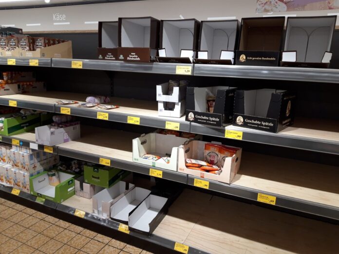 Ersten leere Regale in Supermärkten