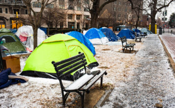 Zelte aufgebaut auf Straße