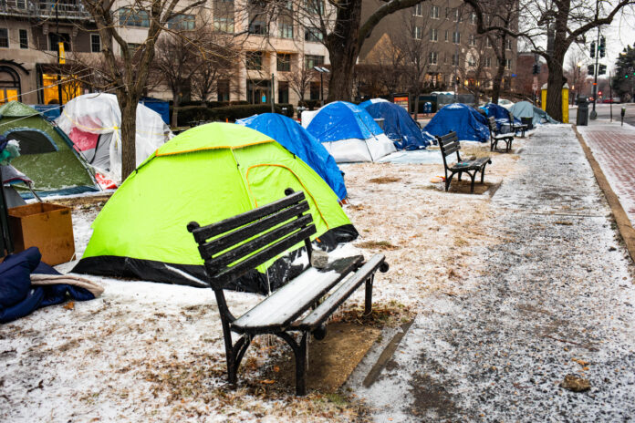 Zelte aufgebaut auf Straße