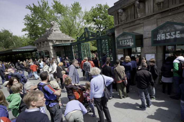 Menschen vor einer Zookasse