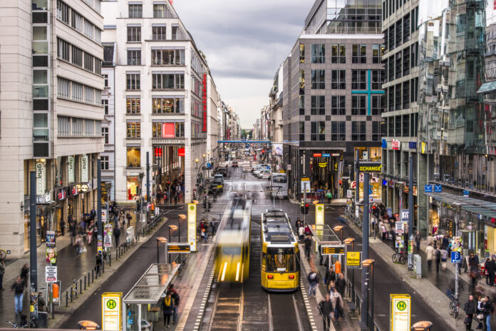 Einkaufsstraße mit Straßenbahn