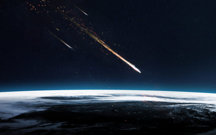 Meteorit an der Erde im Weltall