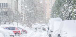 Schneewalze auf Straße