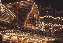 Beliebter Weihnachtsmarkt mit Lichtern
