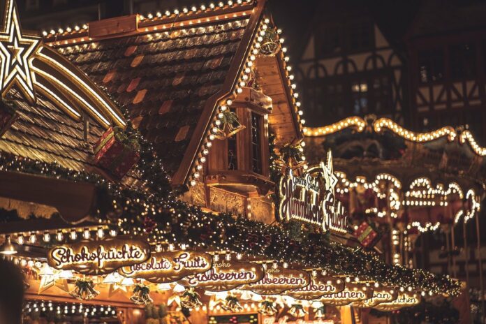 Beliebter Weihnachtsmarkt mit Lichtern