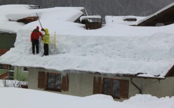 Schneemassen bedecken Hausdach