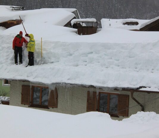 Schneemassen bedecken Hausdach