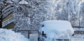 Auto ist voller Schnee im Winter