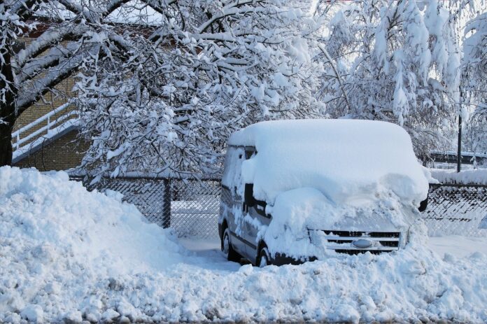 Auto ist voller Schnee im Winter
