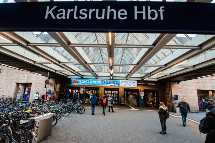 Menschen am Karlsruher Hauptbahnhof