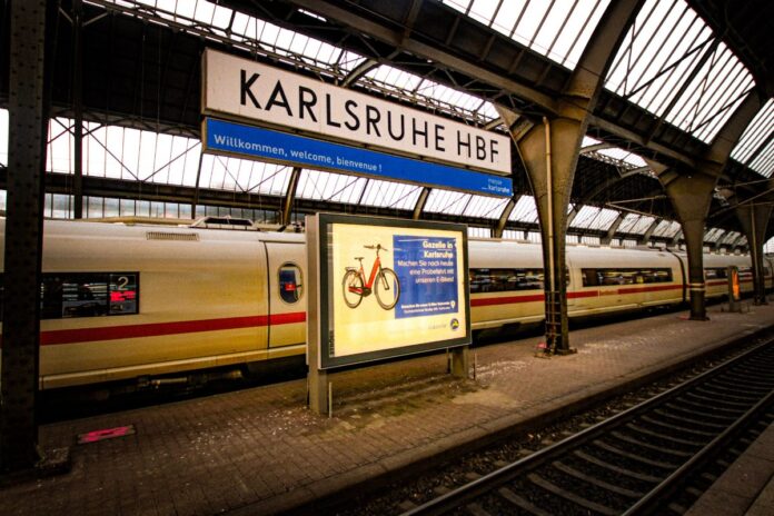 Zug im Karlsruher Hauptbahnhof der Deutschen Bahn