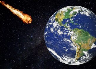 Asteroid im Weltall in Richtung Erde
