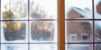 Kälte im Winter beschlägt Fenster