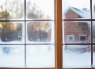 Kälte im Winter beschlägt Fenster