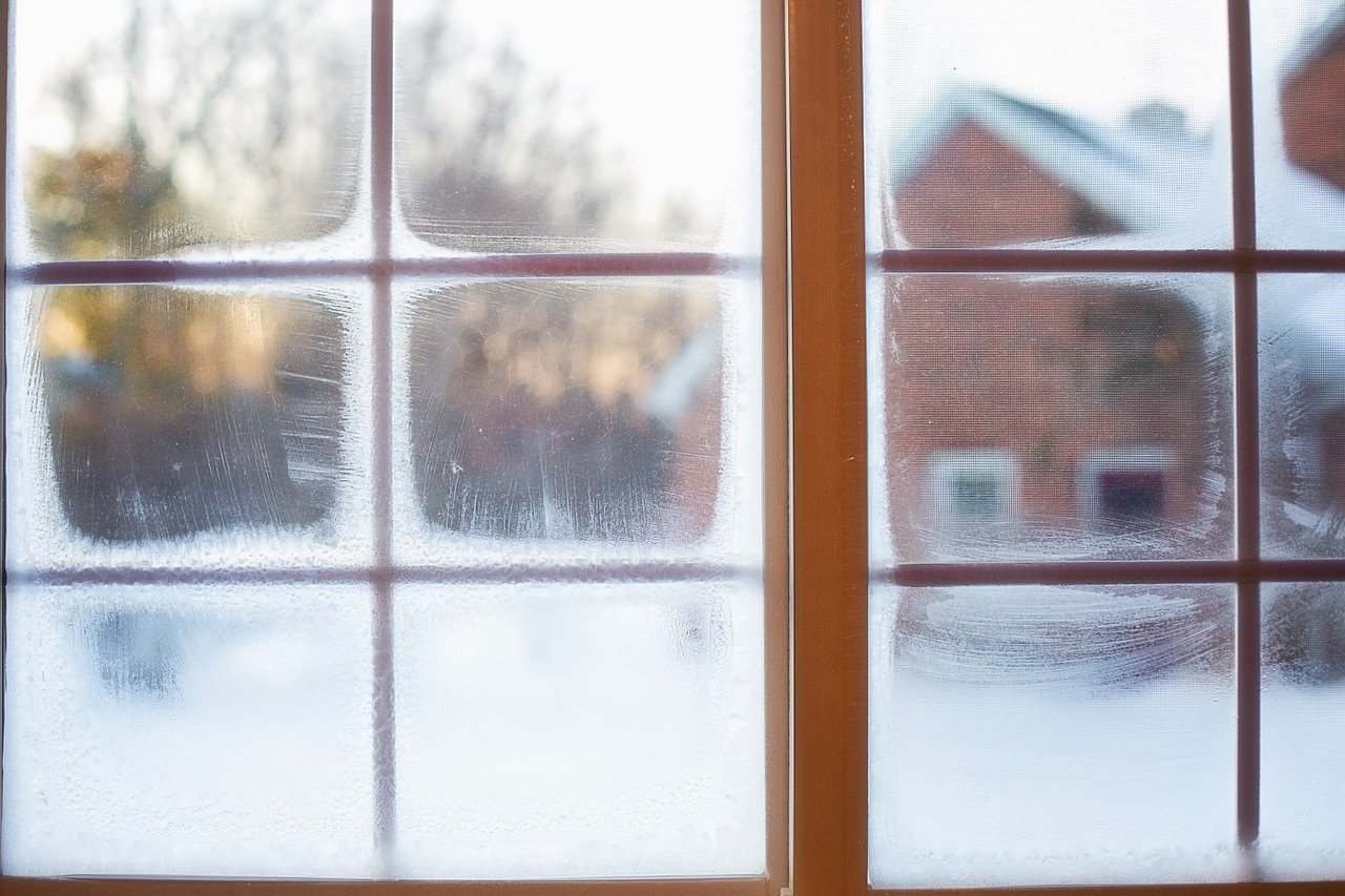 Gefahren drohen: Kondenswasser am Fenster niemals ignorieren