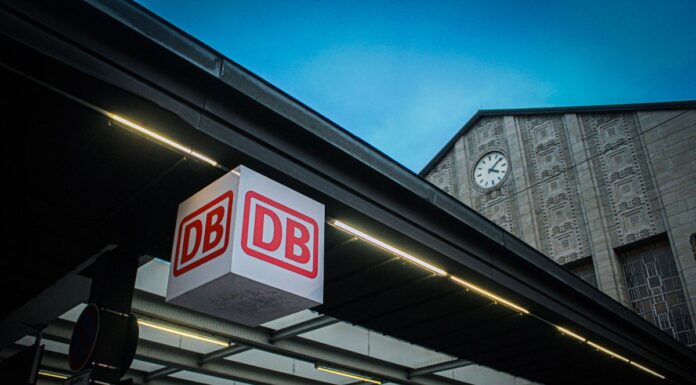Deutsche Bahn vor dem Bahnhof