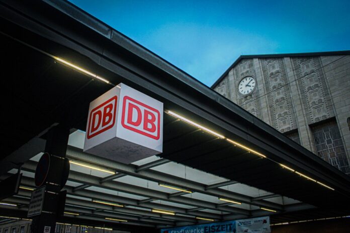 Deutsche Bahn vor dem Bahnhof