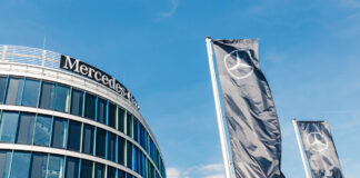 Mercedes Produktion mit Logo.