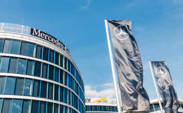 Mercedes Produktion mit Logo.
