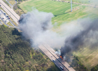 Feuer auf Autobahn mit Rauchwolken