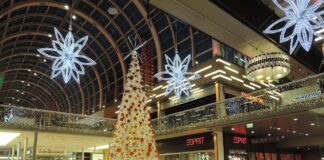 Einkaufscenter mit Weihnachtsbeleuchtung