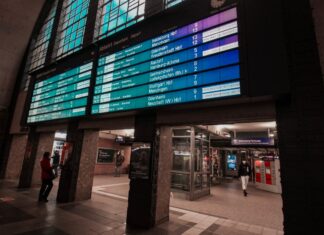 Fahrplan im Hauptbahnhof
