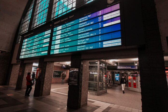 Fahrplan im Hauptbahnhof