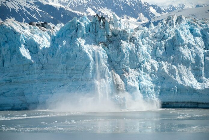 Eisberg mit Gletscher