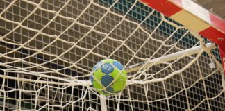 Handball fliegt ins Netz