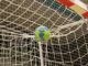 Handball fliegt ins Netz