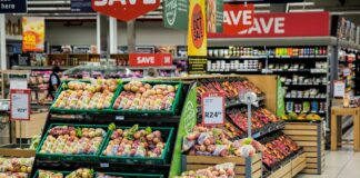 Lebensmittel-Regale im Supermarkt