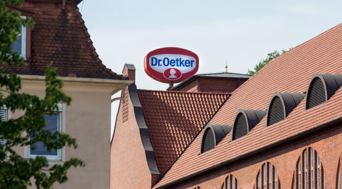 Dr. Oetker Schild an Gebäude
