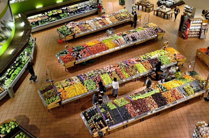 Große Ladenfläche eines Supermarktes.