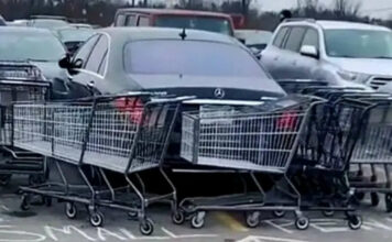Mercedes zugeparkt von Einkaufswagen
