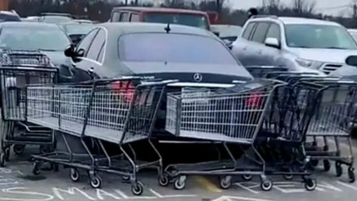 Mercedes zugeparkt von Einkaufswagen