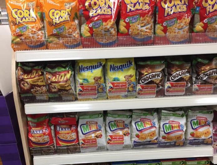 Nestle-Produkte im Supermarkt Regal