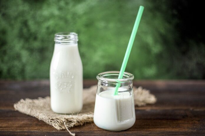 Eine Flasche Milch und ein Milchglas