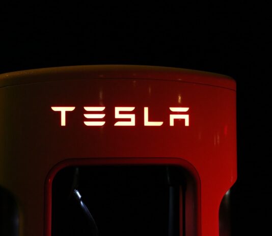Tesla Ladesäule bei Nacht