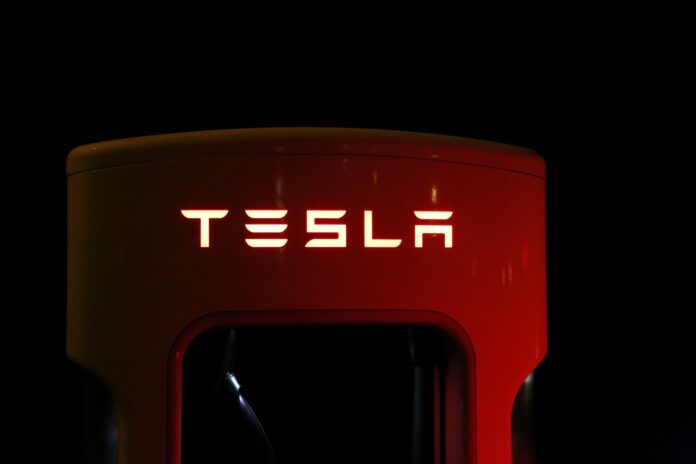 Tesla Ladesäule bei Nacht