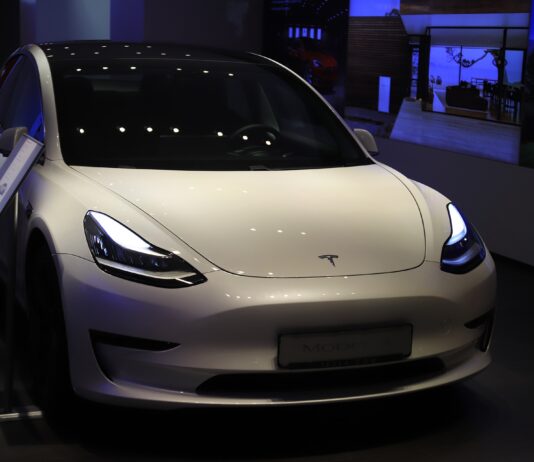 Tesla steht in Garage