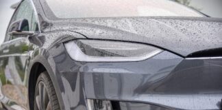 Tesla parkt im Regen