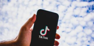 TikTok App Symbol auf dem Handy