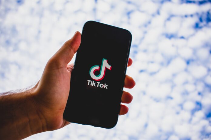TikTok App Symbol auf dem Handy