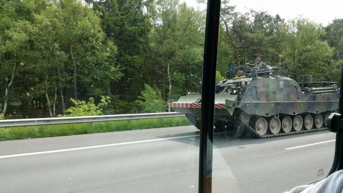 Panzer auf der Autobahn