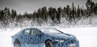 Mercedes EQS bei Schnee