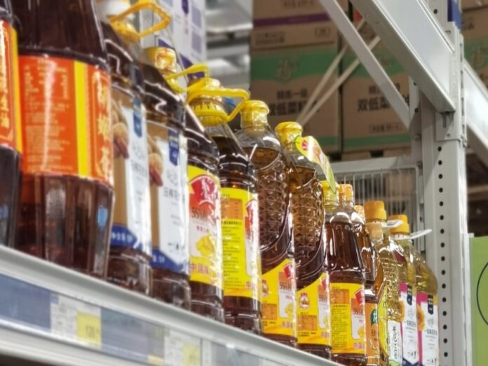 Speiseöl im Supermarkt Regal.
