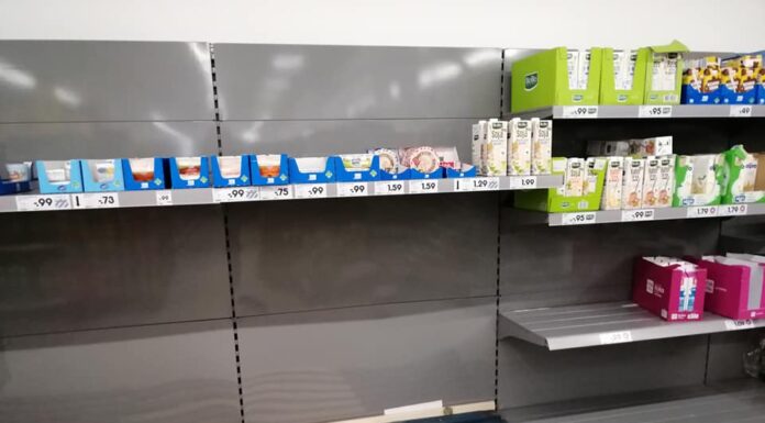 Milch weg leeres Regal im Supermarkt